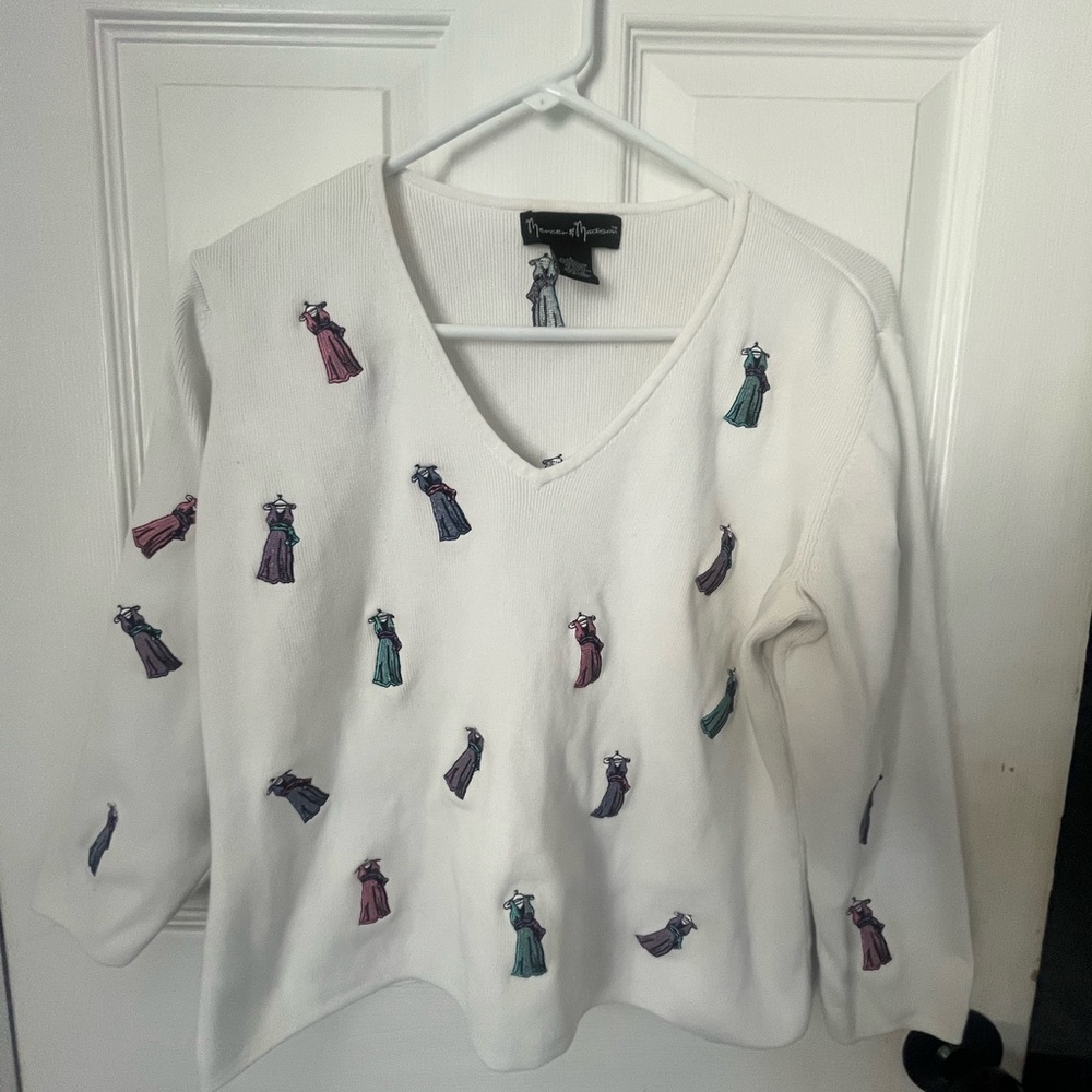 Vtg Mercer & Madison White V-Neck Sweater Embroidered. Size Small